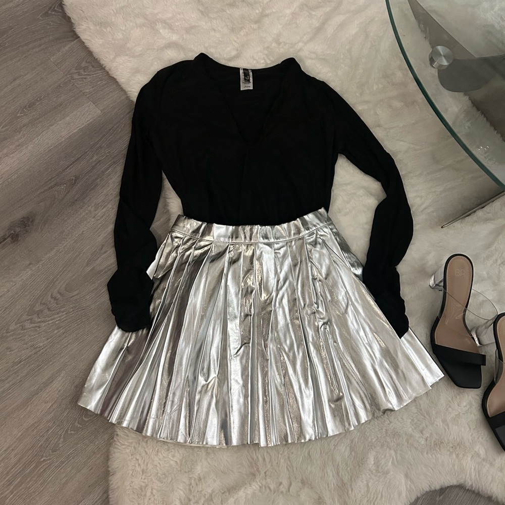 **🛑SOLD OUT**Silver Metallic Pleated Mini Skirt – Statement Shine | Sizes S–L - Picture 5 of 5